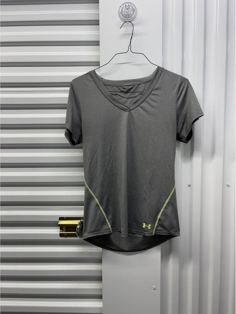 Under Armour Women’s Medium Under Armour Gray V-Neck Athletic Shirt